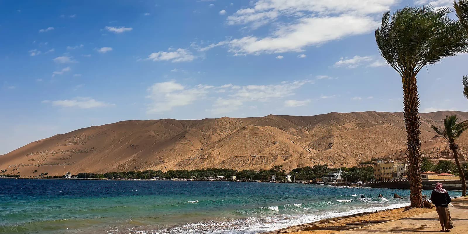 شاطئ وجبال على ساحل خليج العقبة